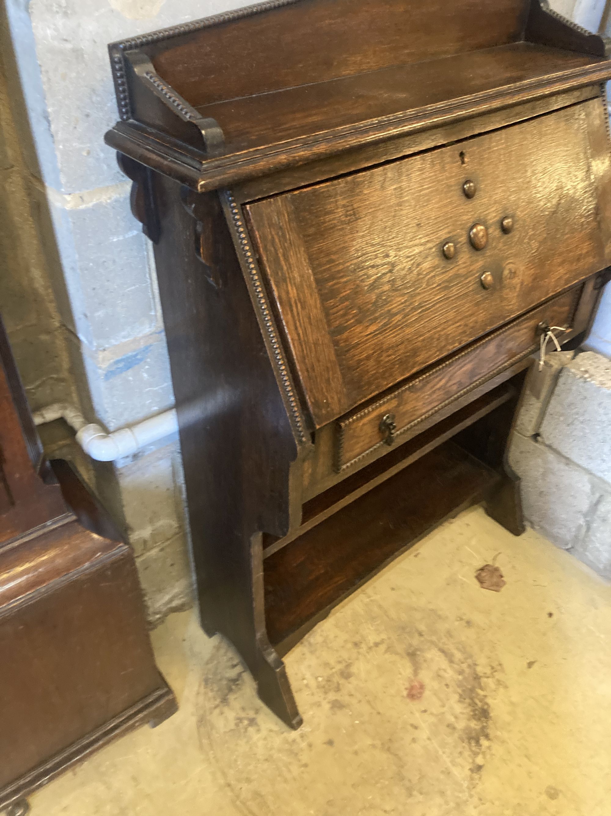 A 1920s oak bureau width 82cm, depth 31cm, height 112cm